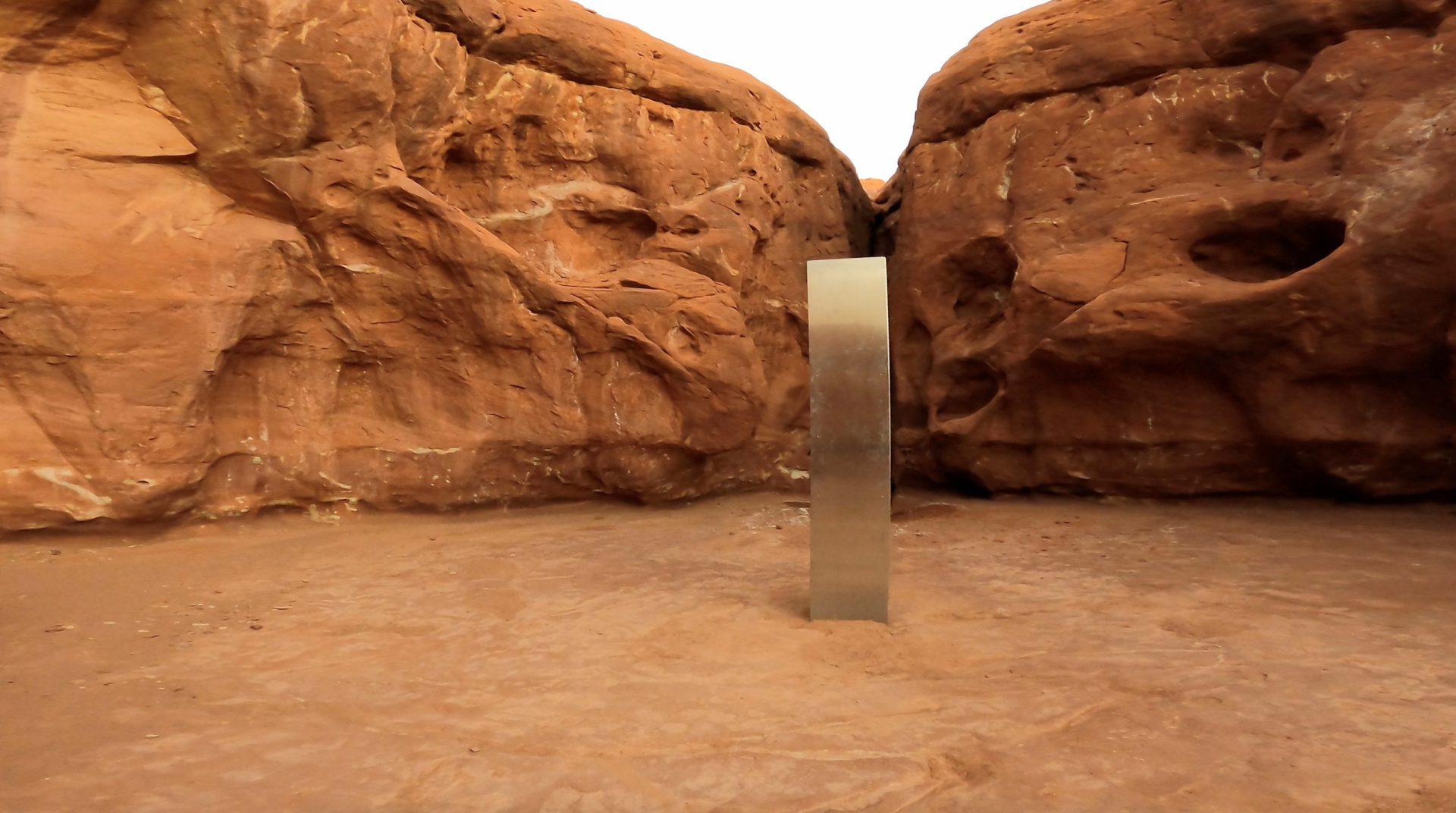 THE MYSTERY OF THE SILVER MONOLITH FOUND IN THE UTAH DESERT SOLVED
